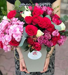 Композиция "Сердечная благодарность" из роз и гортензий 