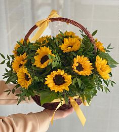 Композиция "Солнечное лукошко" из подсолнухов